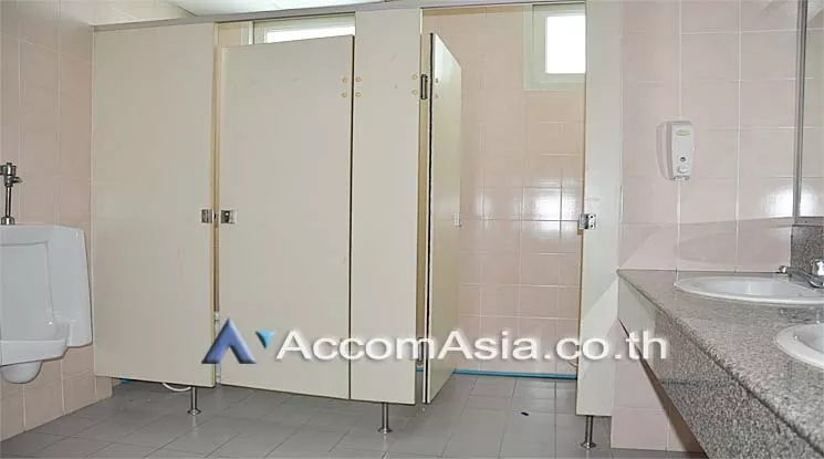 13  Office Space For Rent in Silom ,Bangkok BTS Surasak at Vorawat Building AA12861